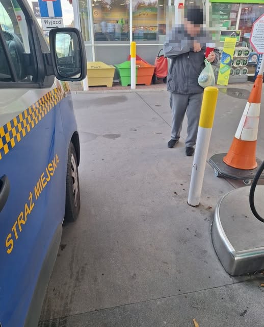 MĘŻCZYZNA W KLAPKACH