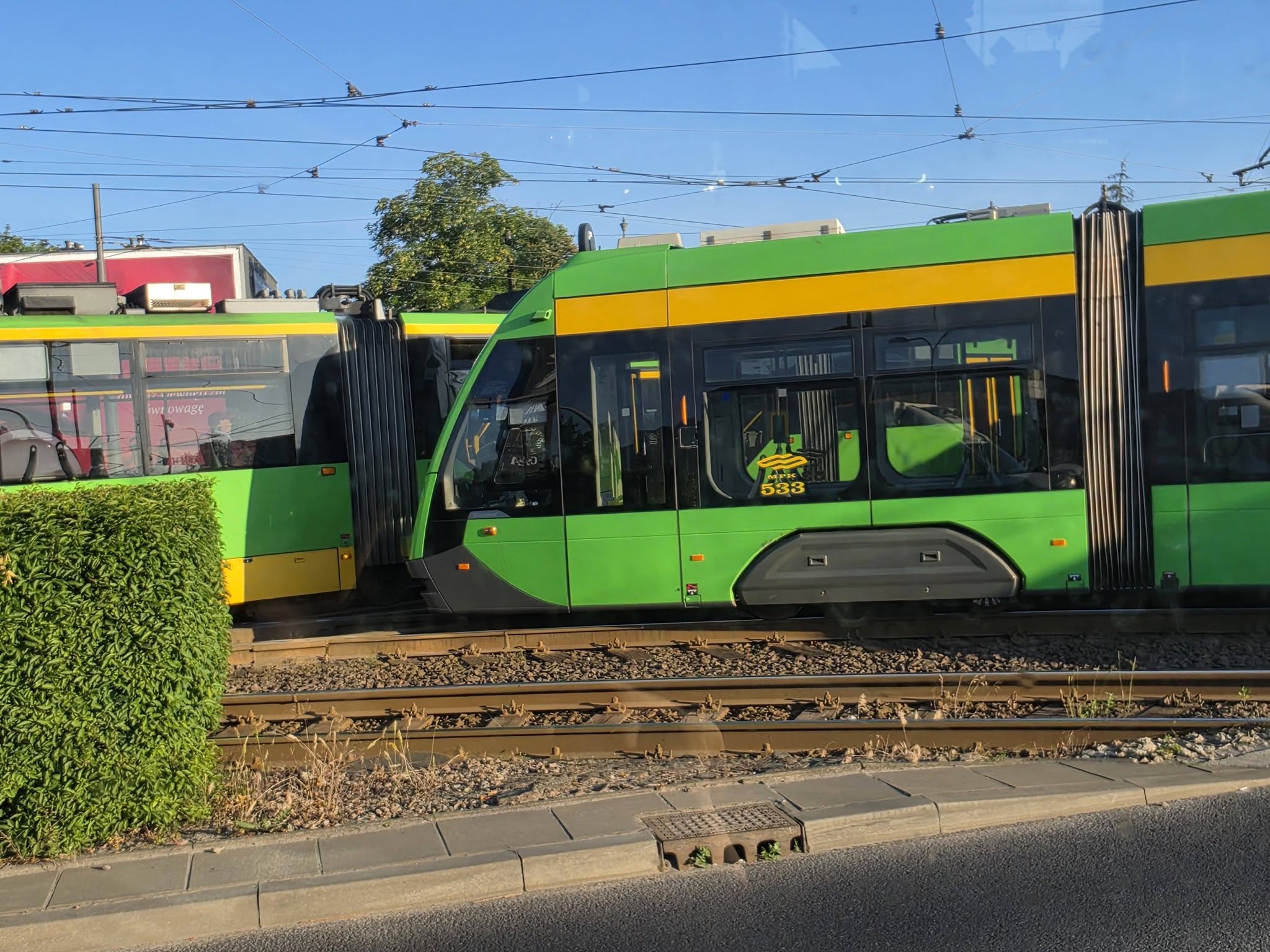 ZDERZENIE TRAMWAJÓW I WYKOLEJENIE